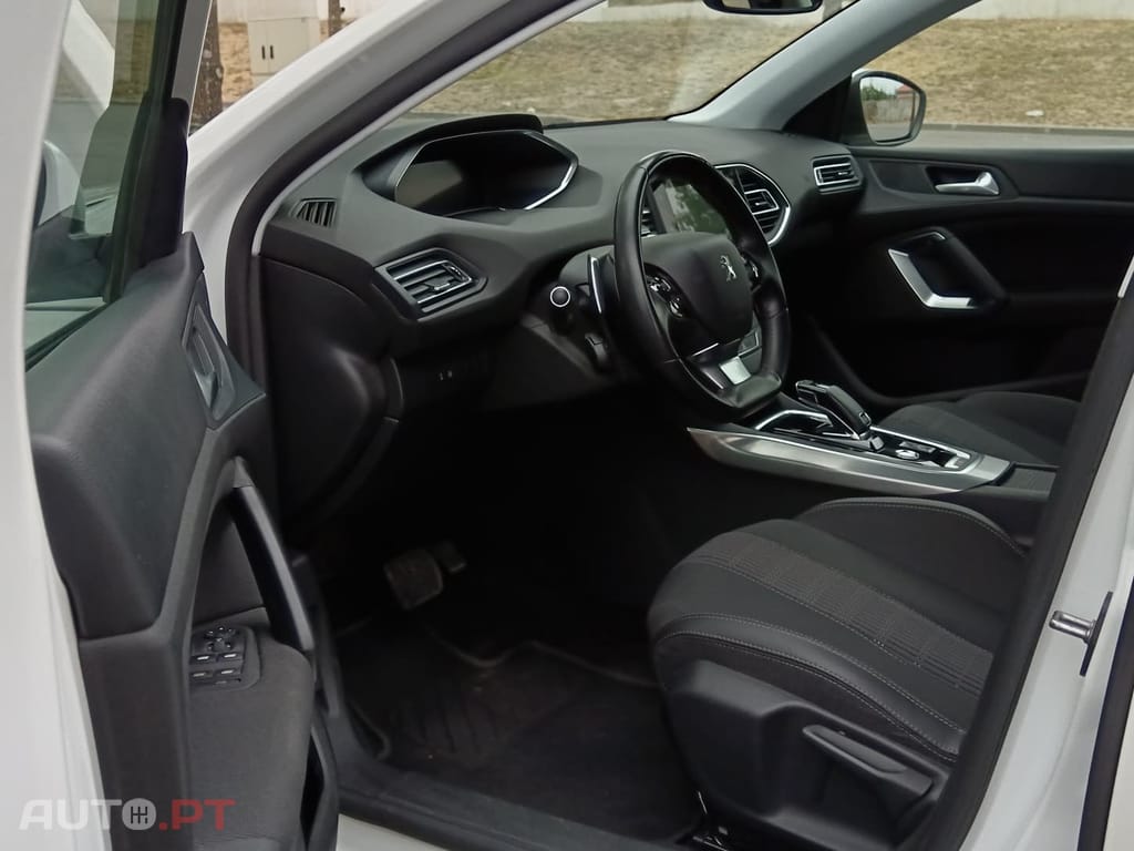 Peugeot 308 1.2 PureTech Allure EAT8