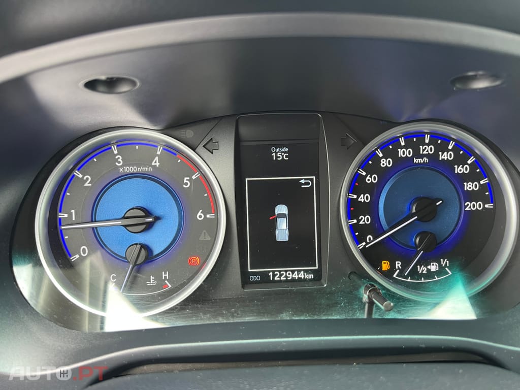 Toyota Hilux 2.4 D-4D 2WD CD Tracker