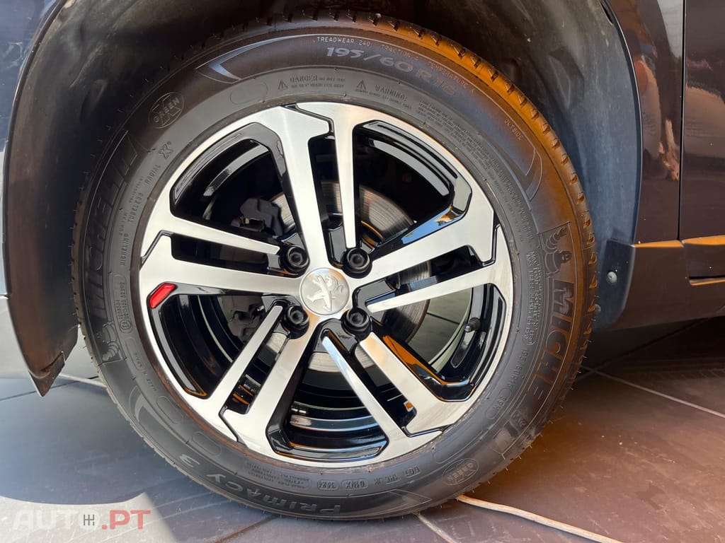 Peugeot 2008 1.2 e-VTi Style