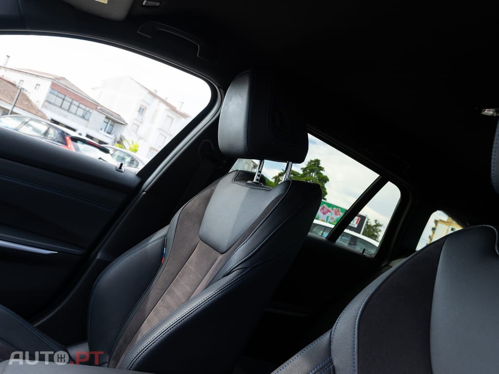 BMW 320 e Pack Desportivo M Auto — fotografia 13