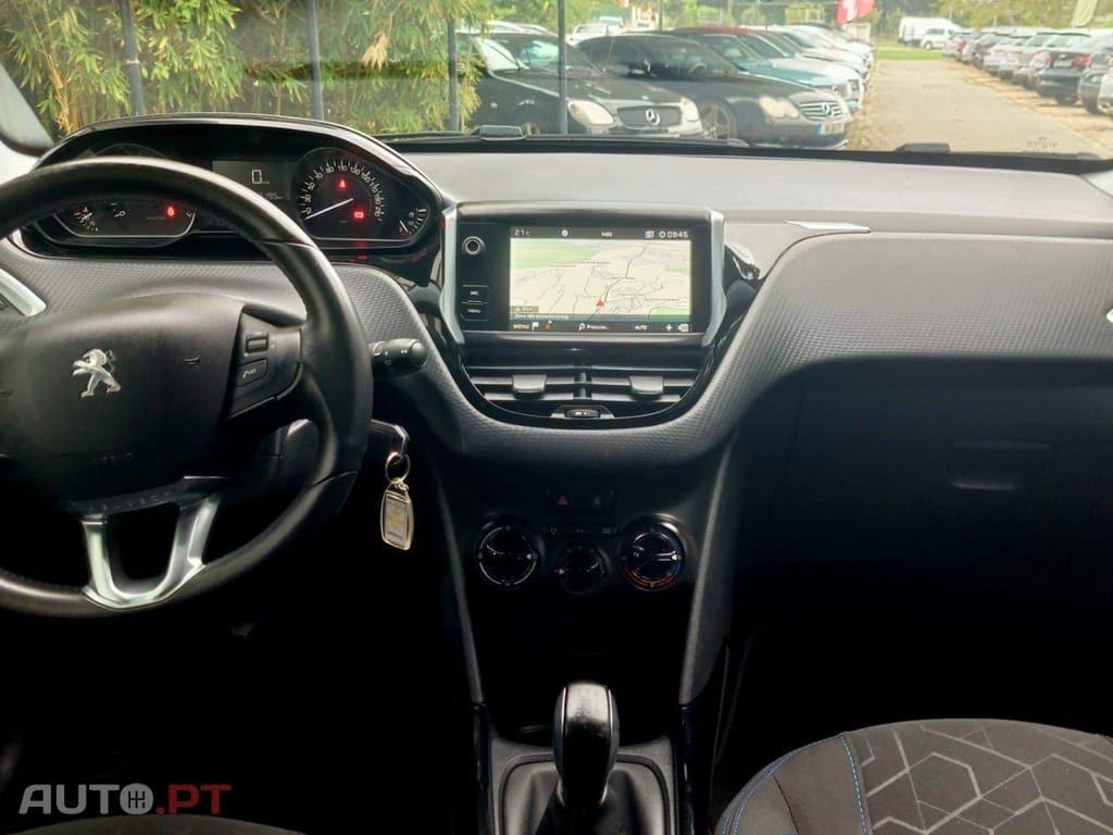 Peugeot 2008 1.2 PureTech Signature