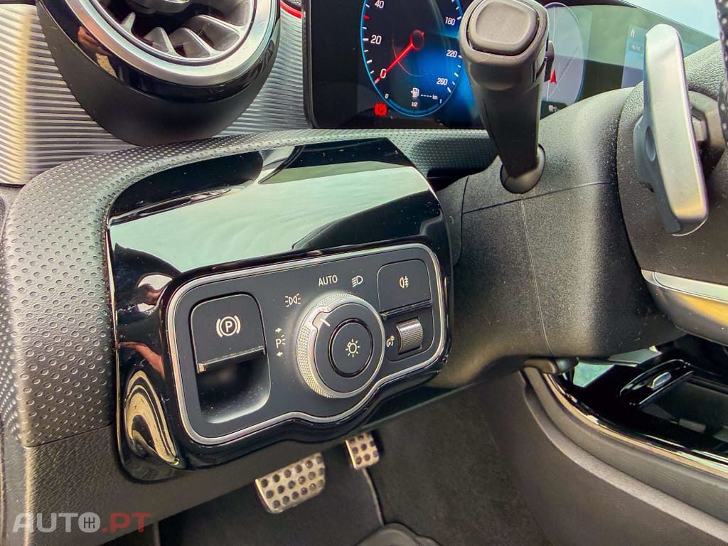 Mercedes-Benz A 250 e AMG Line