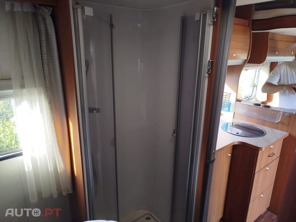 Knaus Südwind Sky wave.  Cama basculante E SUÍTE