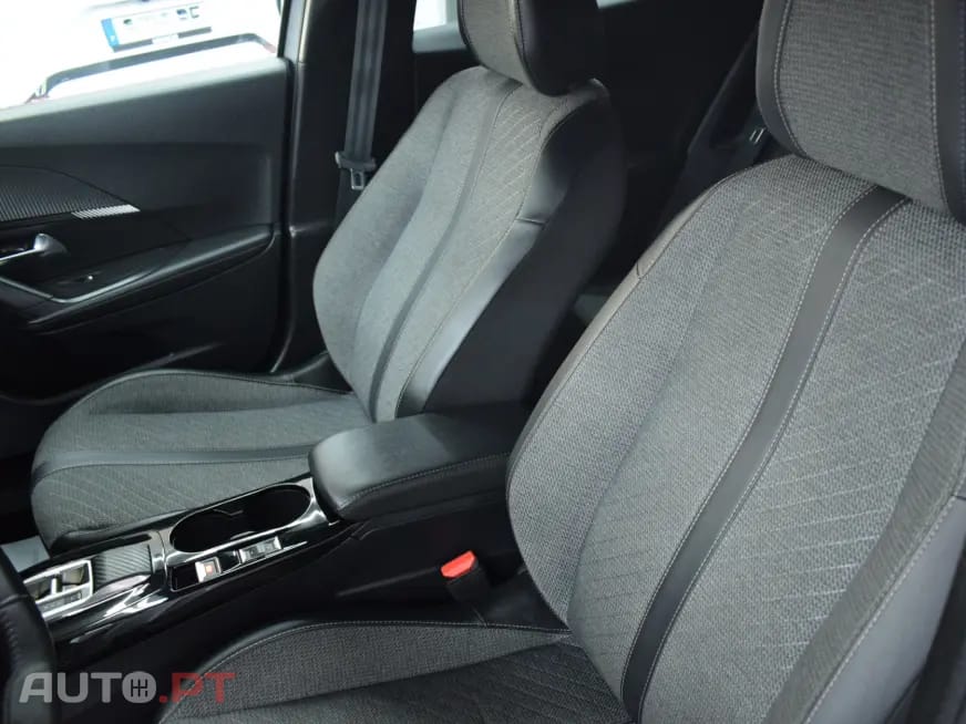 Peugeot 2008 1.2 PureTech Allure EAT8