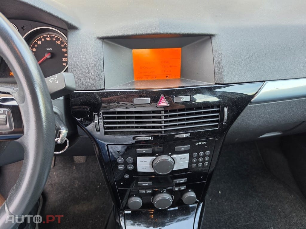 Opel Astra 1.7 CDTi Executive — fotografia 10