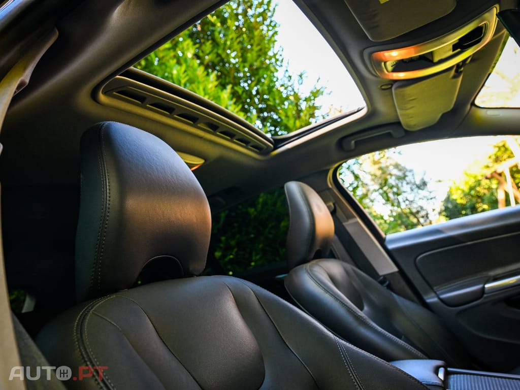Volvo V60 2.4 D6 R-Design Momentum AWD Phev