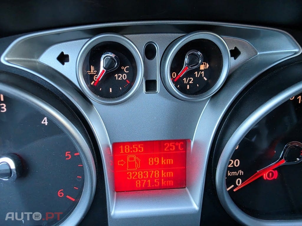Ford Focus SW 1.6 TDCi Ghia — fotografia 12