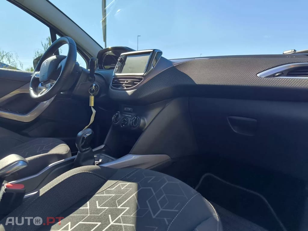 Peugeot 2008 1.2 VTi Active