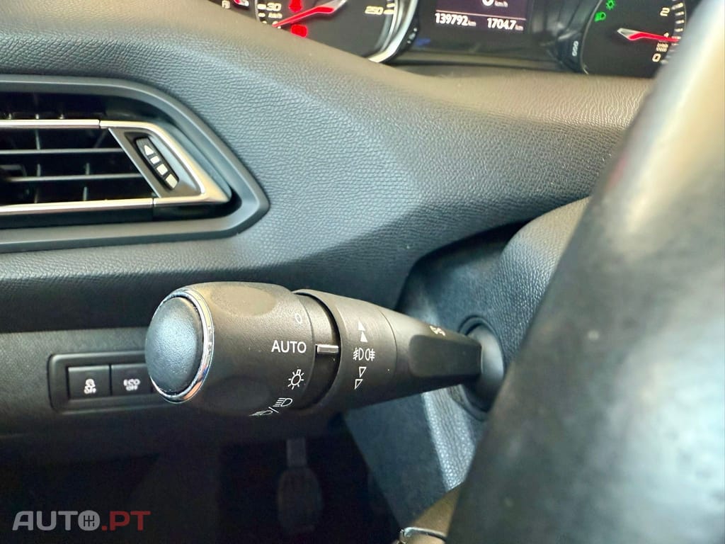Peugeot 308 1.2 PureTech Allure Faróis Full LED