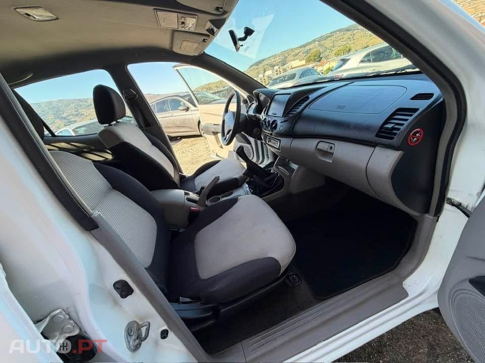 Mitsubishi L200 2.5 DI-D CD Invite 4WD