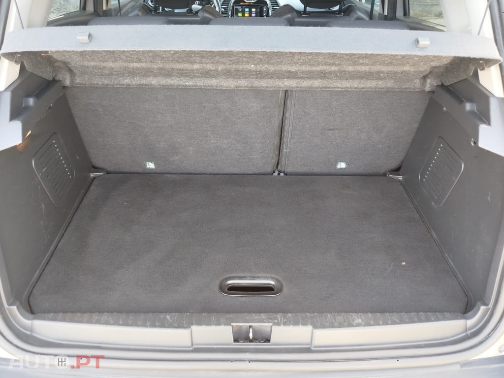 Renault Captur TCe 120 EDC Dynamique — fotografia 17