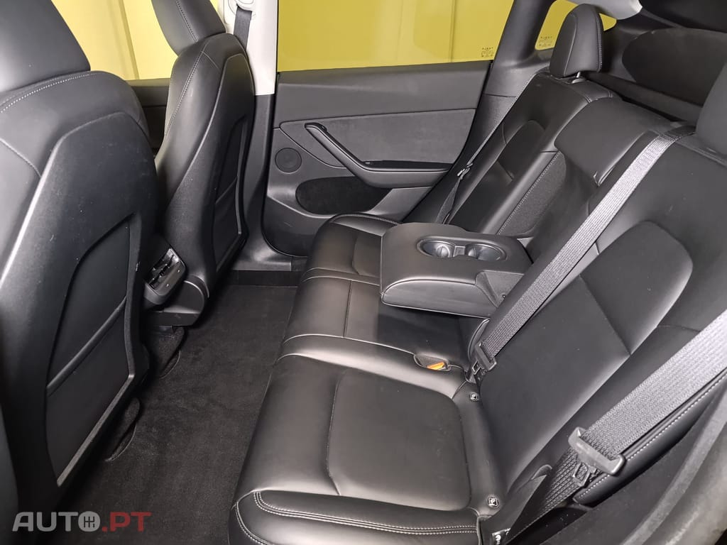 Tesla Model Y Standard RWD Plus — fotografia 13