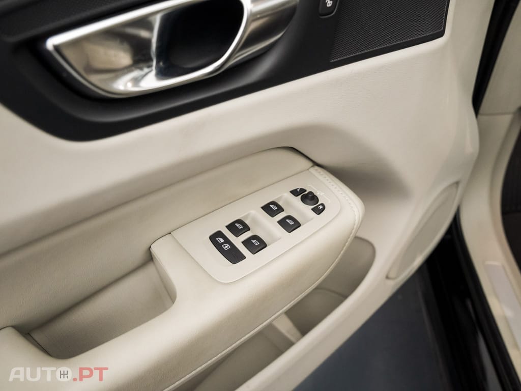 Volvo XC60 2.0 T6 PHEV Core AWD