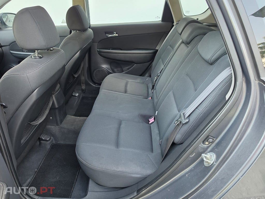 Hyundai i30 1.6 CRDI blue Comfort — fotografia 10