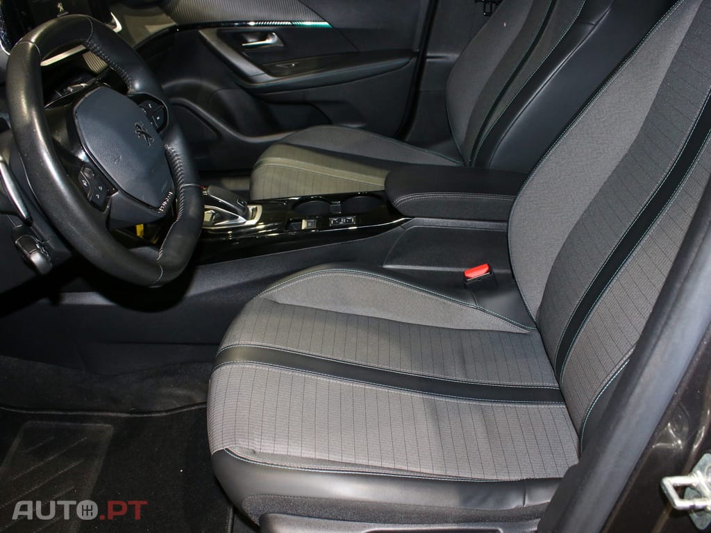 Peugeot 2008 1.2 PureTech Allure EAT8