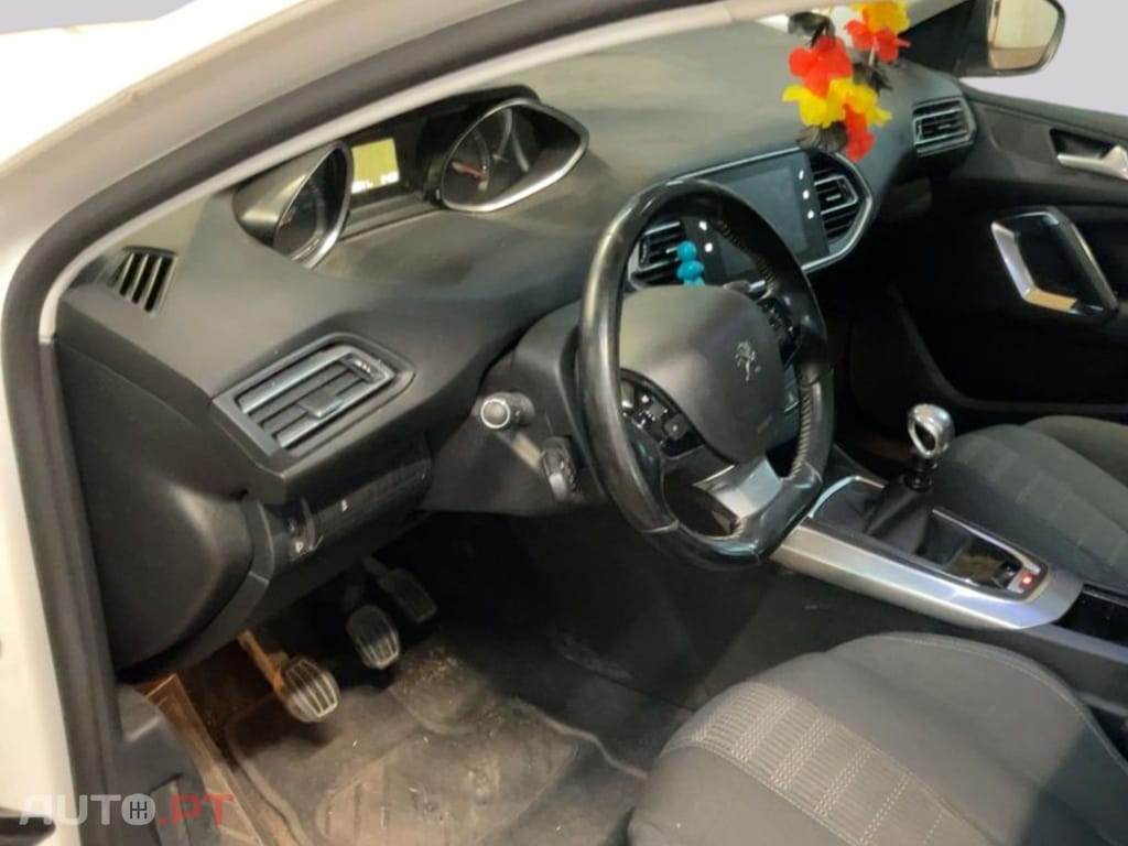 Peugeot 308 SW 1.2 Puretech Allure — fotografia 5