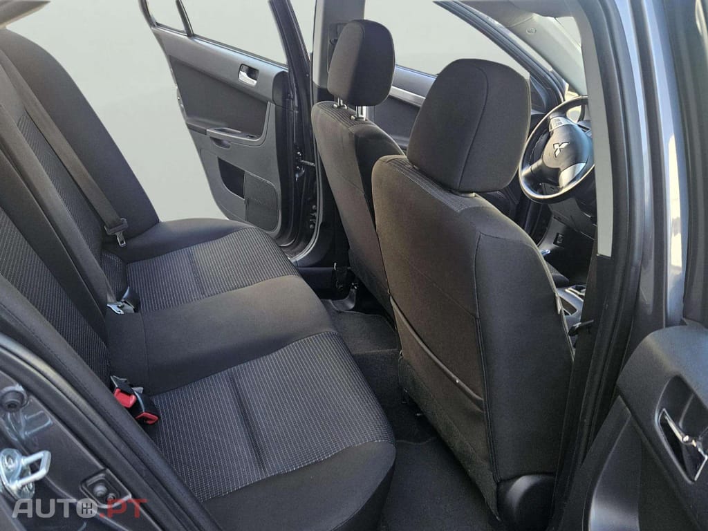 Mitsubishi Lancer 1.5 Invite