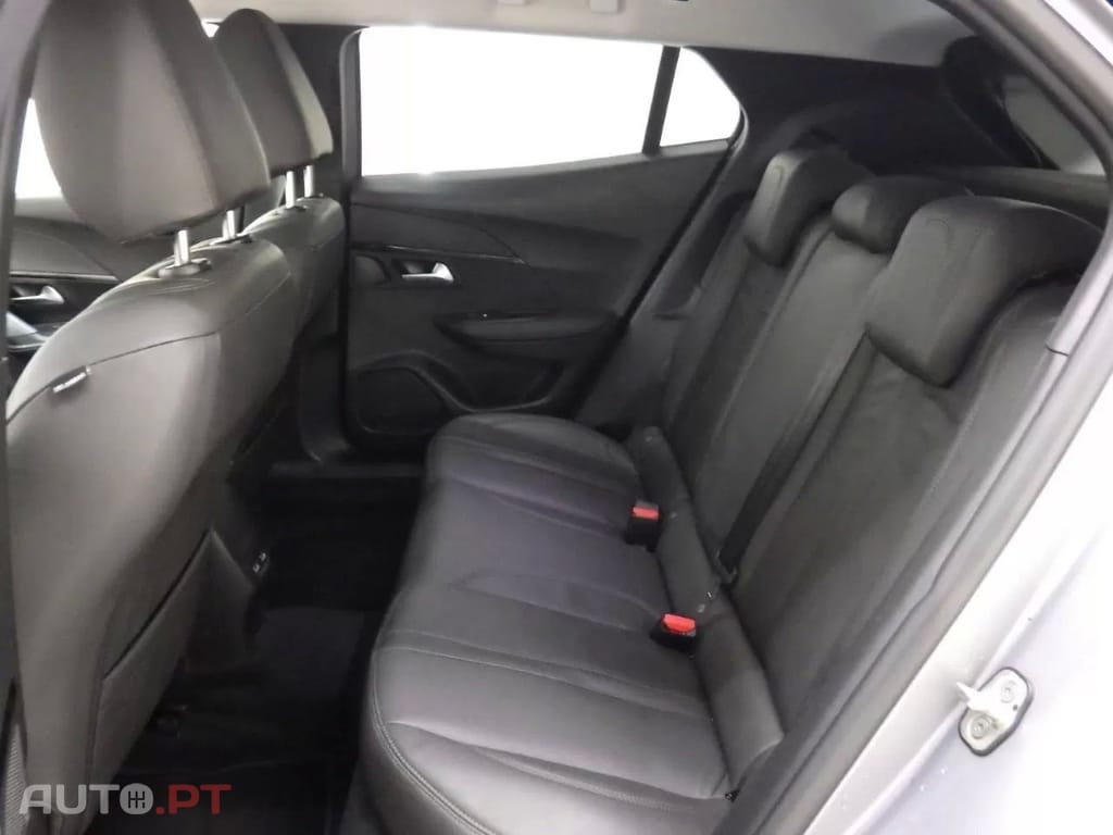 Peugeot E-2008 50 kWh Allure Pack