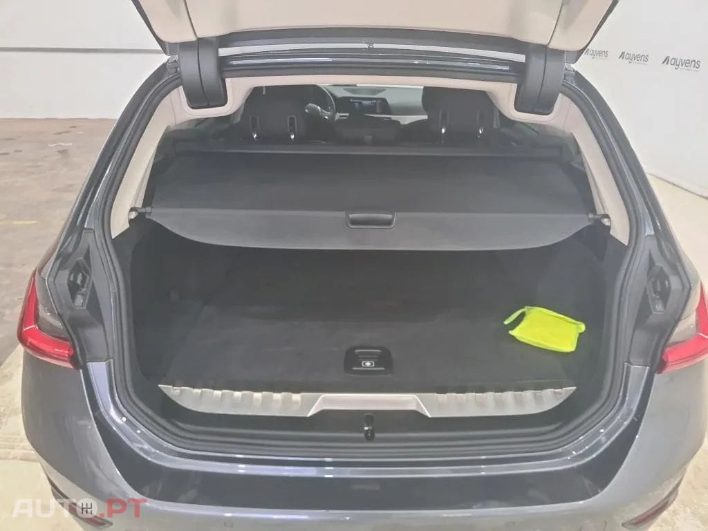 BMW 330 e Touring Corporate Edition Auto