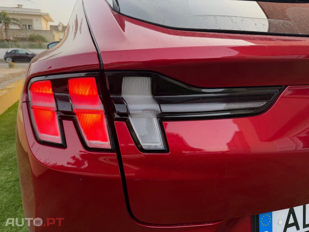 Ford Mustang Mach-E Standard • 75,7 kWh • 294 CV