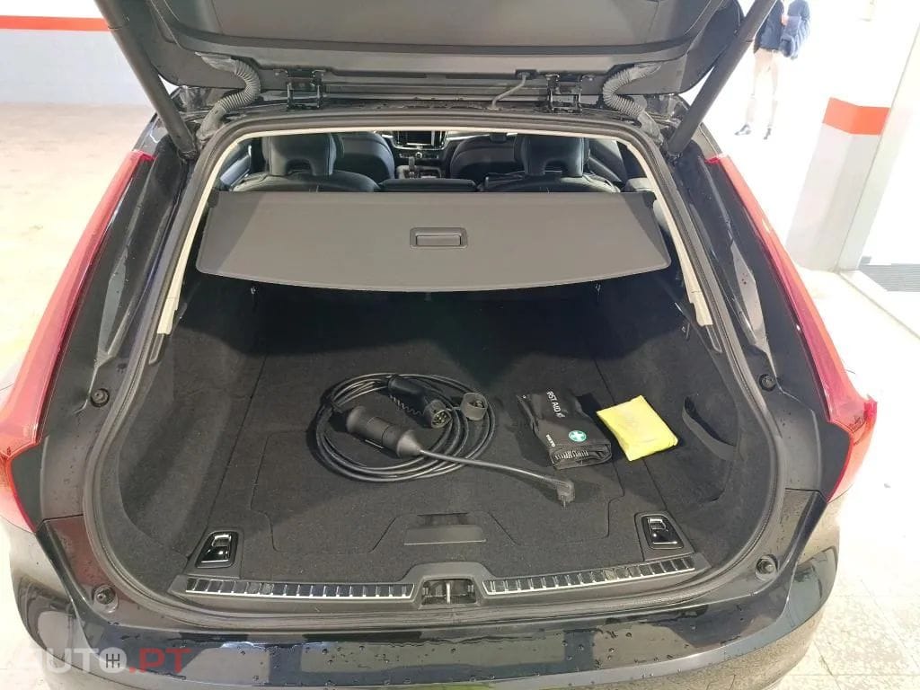Volvo V90 2.0 T8 Momentum AWD Geartronic