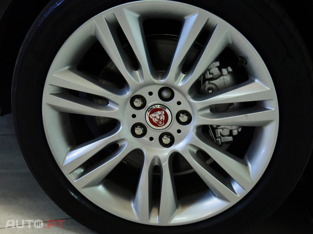 Jaguar XE 2.0 D Portfolio Aut.