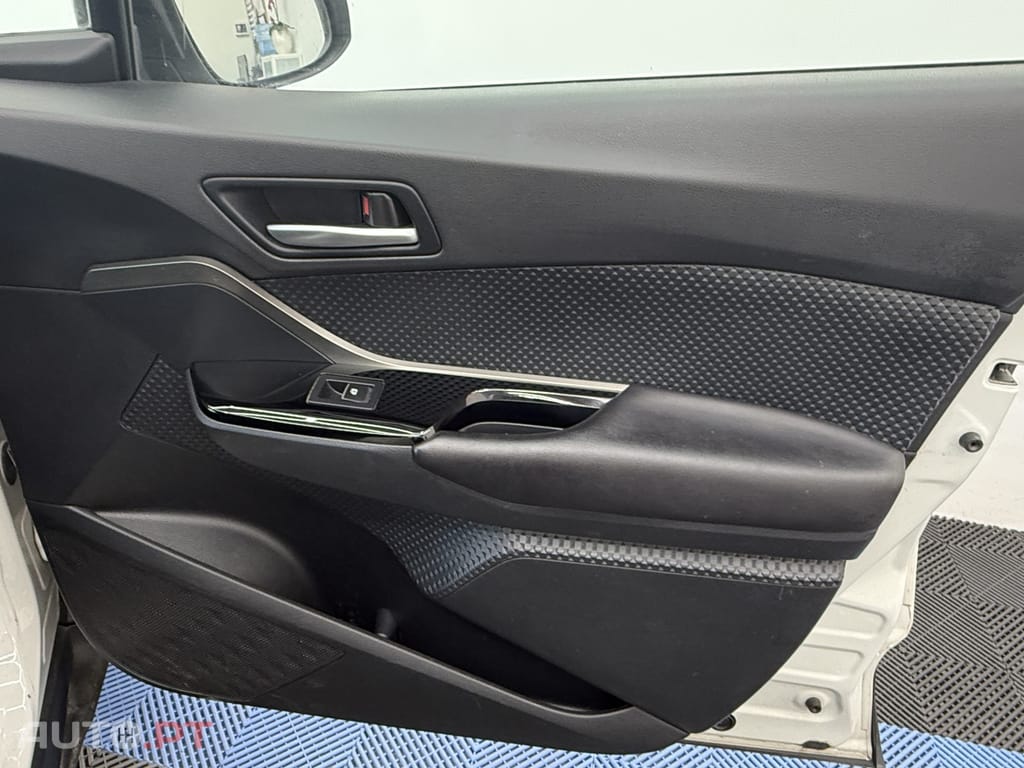 Toyota C-HR 1.8 Hybrid Square Collection
