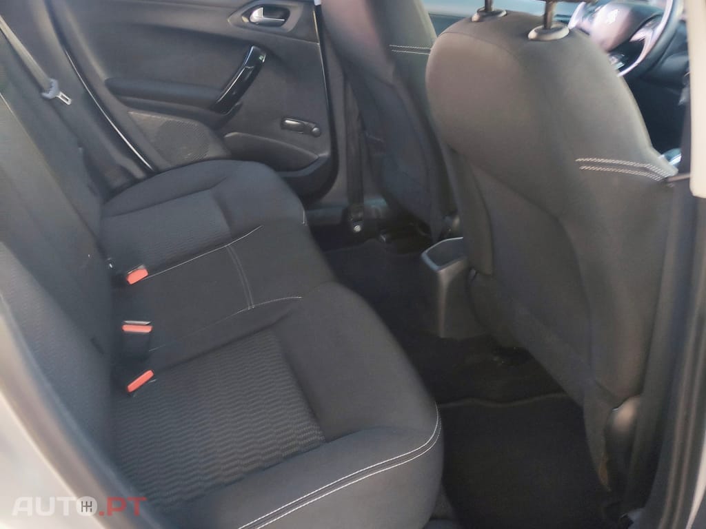 Peugeot 208 1.2 VTi SE Style