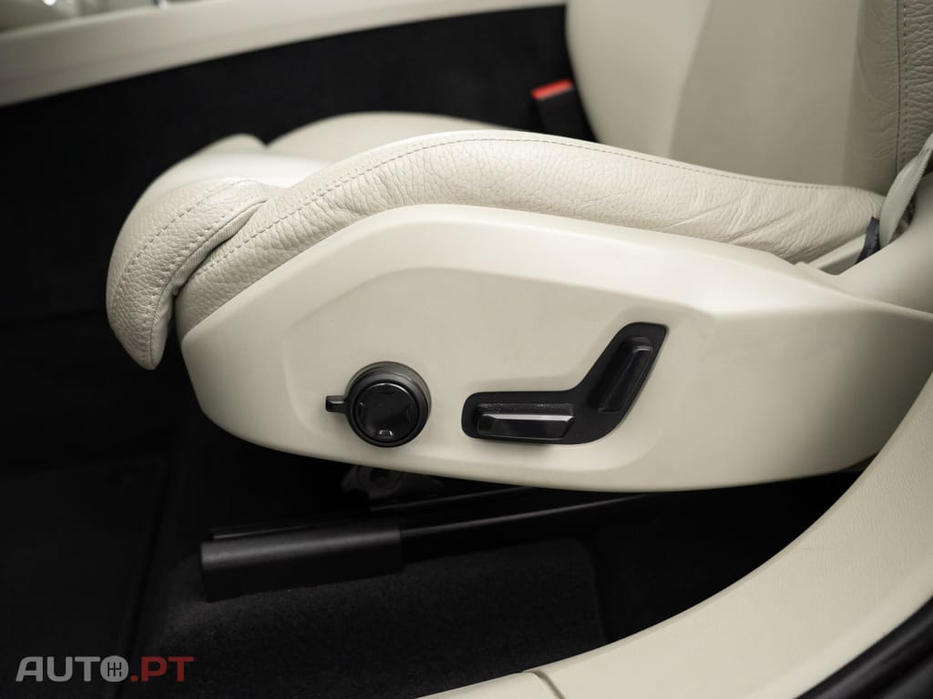 Volvo XC60 2.0 T6 PHEV Plus Bright AWD