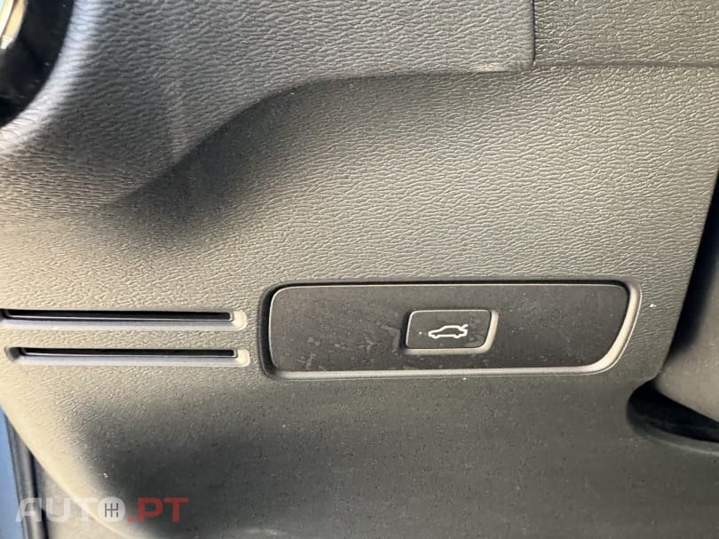 Volvo XC40 2.0 B3 Plus Dark