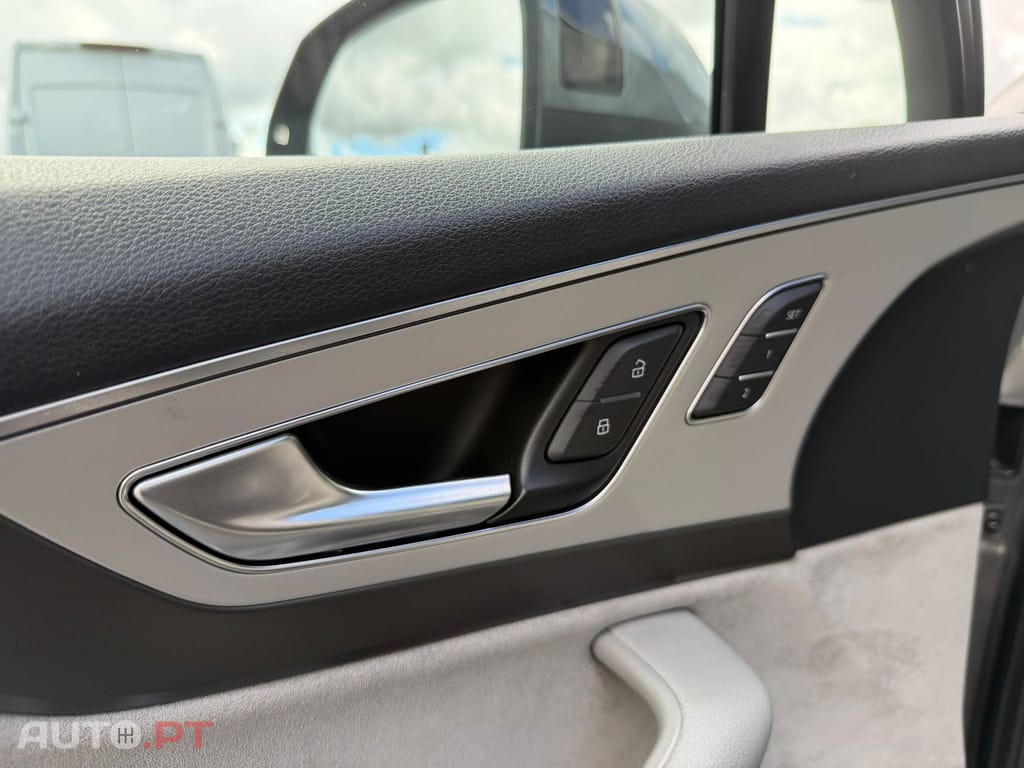 Audi Q7 3.0 TDI quattro tiptronic 7L
