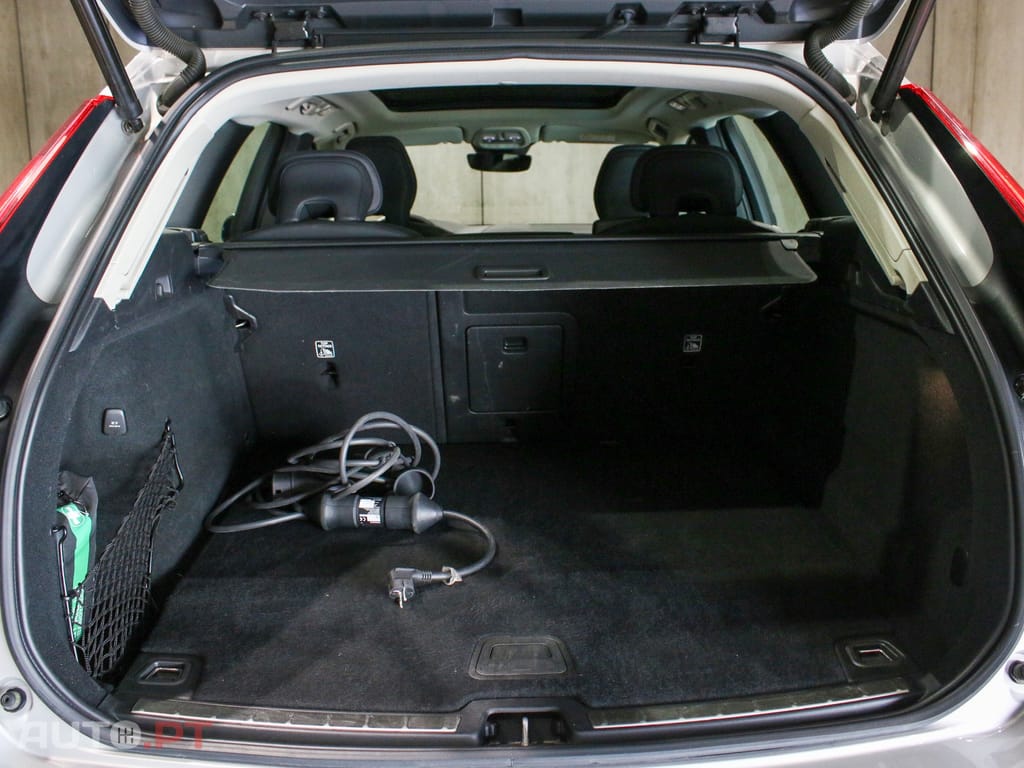 Volvo XC60 2.0 T6 PHEV Plus Dark AWD