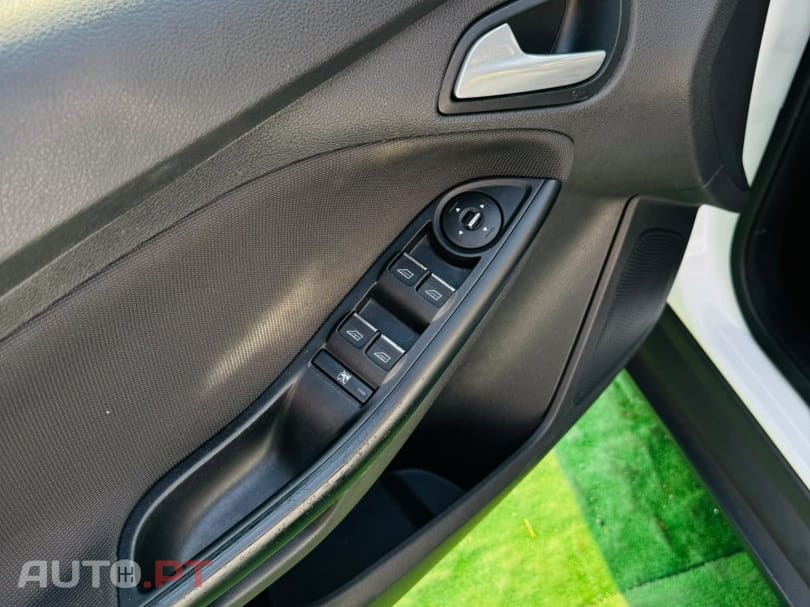 Ford Focus 1.0 EcoBoost S&S Champions Edition — fotografia 26