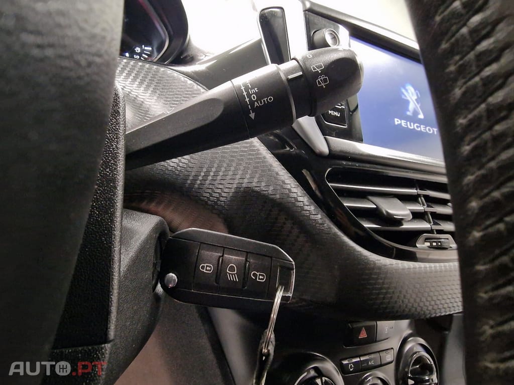 Peugeot 2008 1.2 PURETECH STYLE
