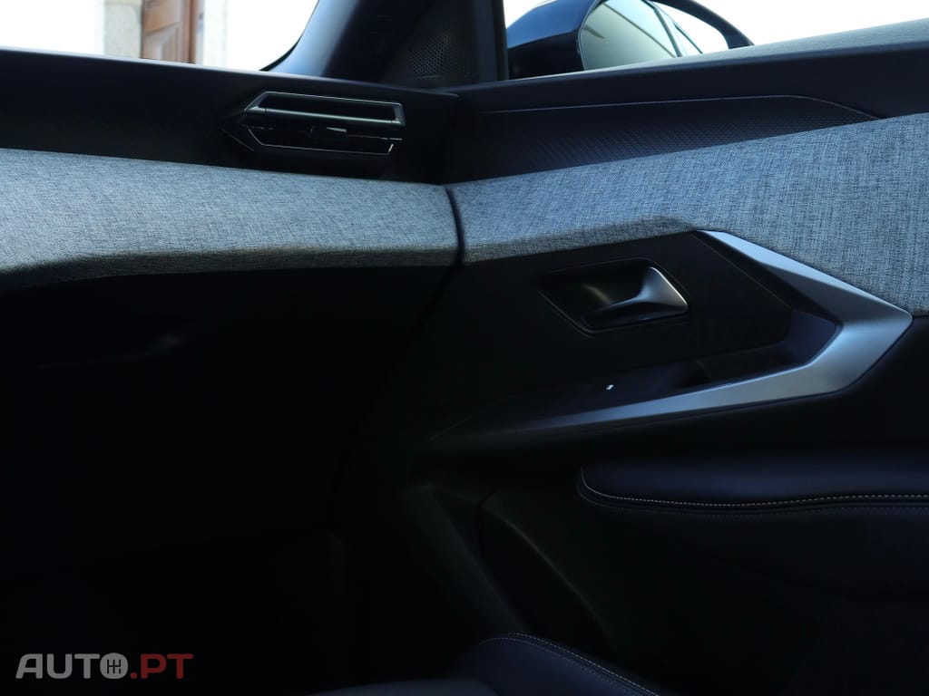 Peugeot 3008 1.2 Hybrid Allure e-DCS6