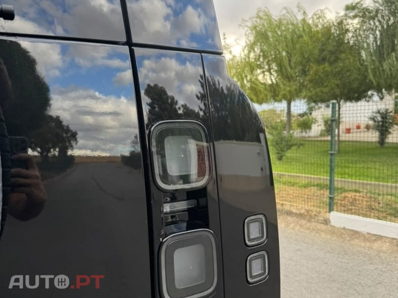Land Rover Defender 2.0 P300e 110 AWD X-Dynamic SE