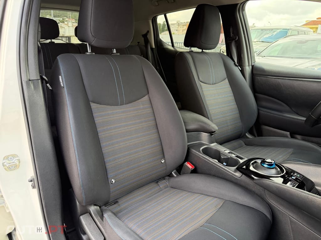 Nissan Leaf N-Connecta Two Tone