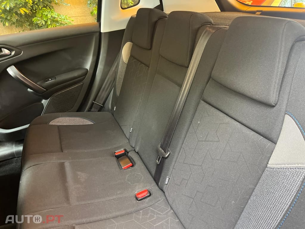 Peugeot 2008 1.2 e-VTi Style
