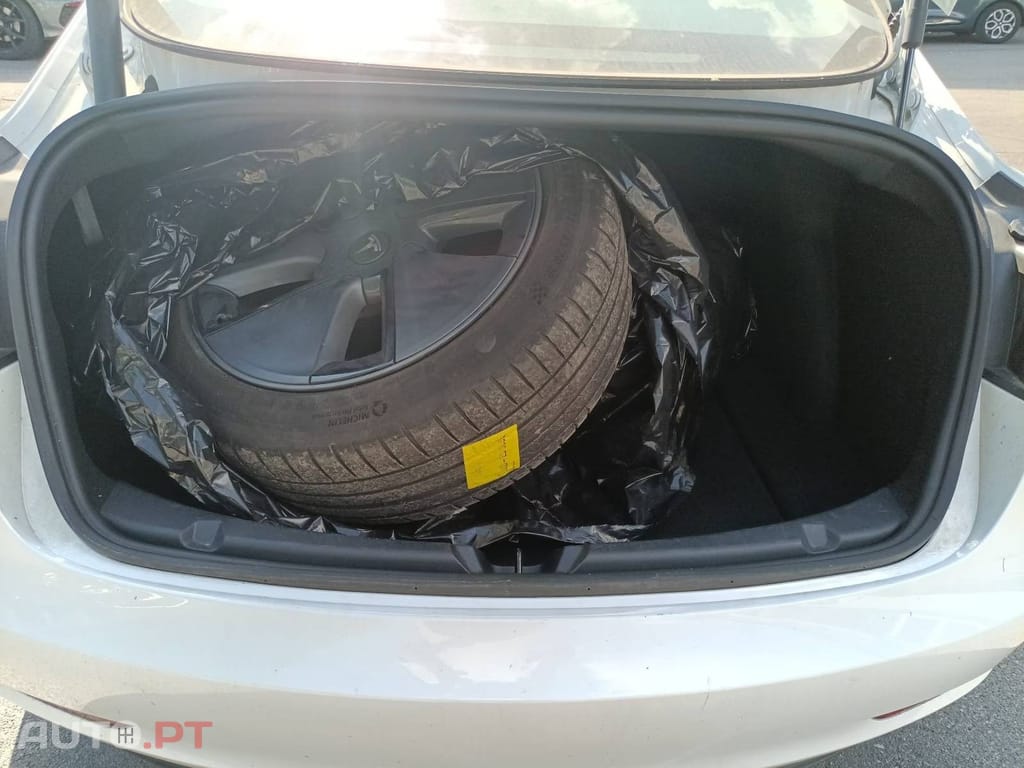 Tesla Model 3 Long Range AWD — fotografia 16