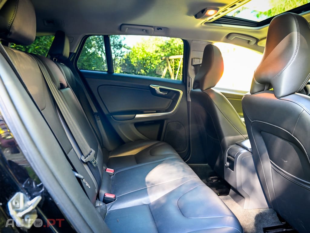Volvo V60 2.4 D6 R-Design Momentum AWD Phev