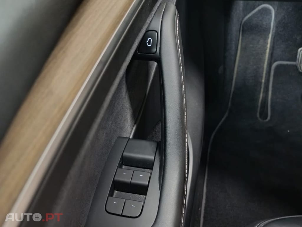 Tesla Model Y Standard RWD Plus — fotografia 15