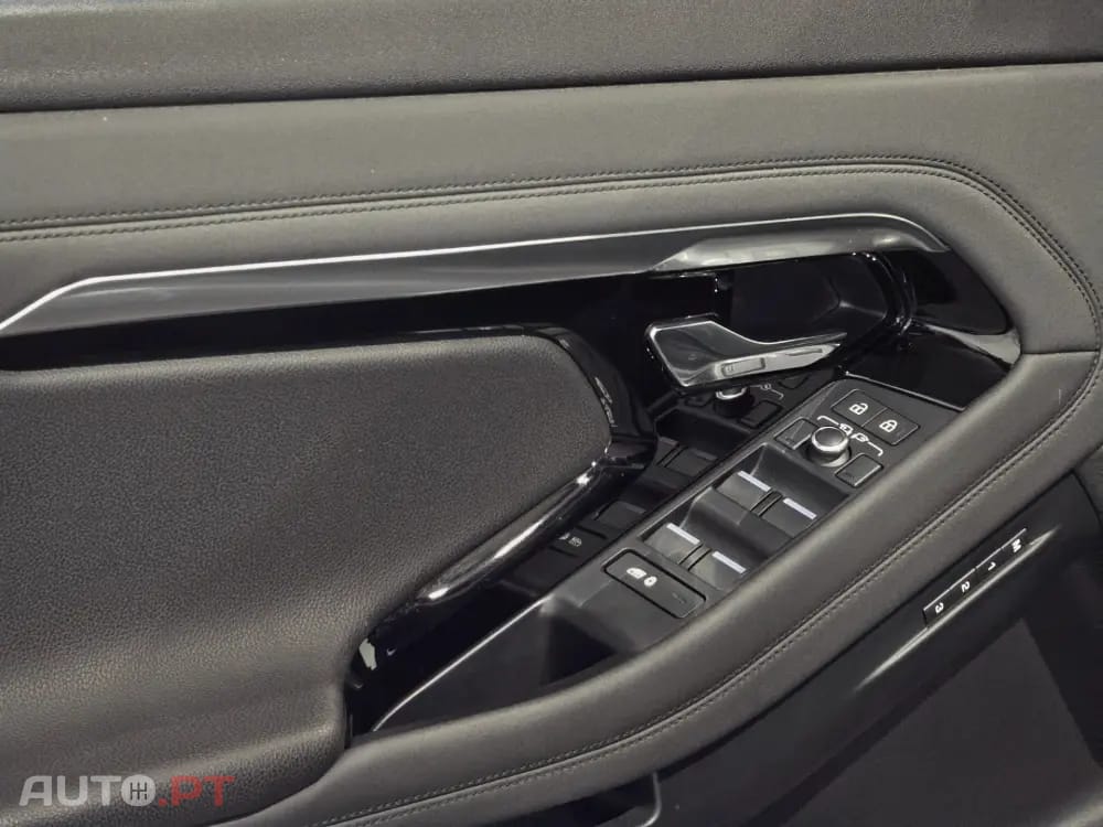 Land Rover Evoque P300e R-Dynamic