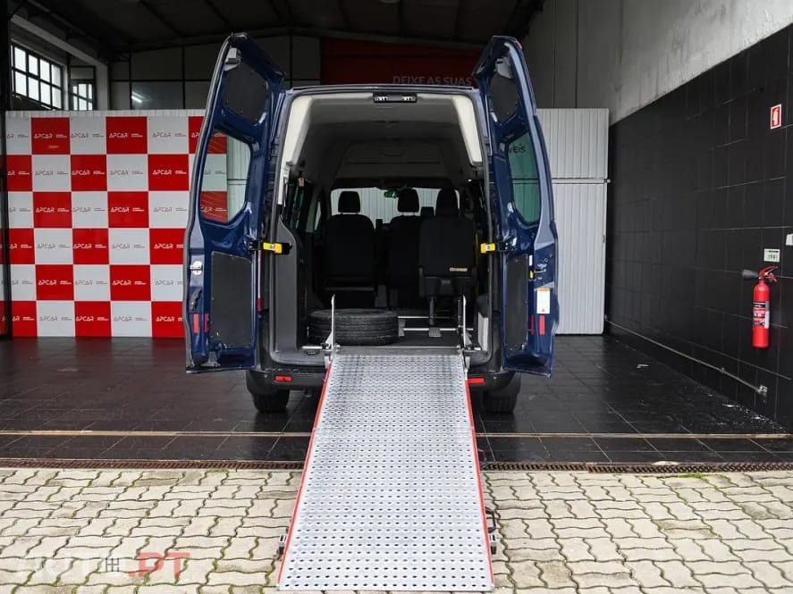 Ford Transit Custom Adaptada p/ 3 cadeiras de rodas