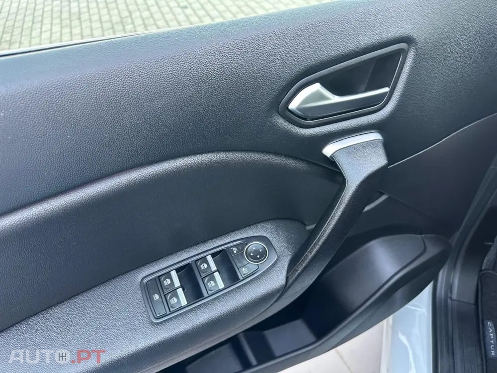 Renault Captur 1.6 E-Tech Intens