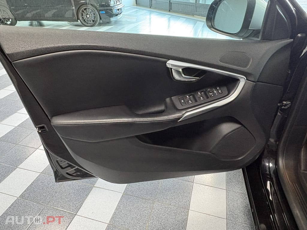 Volvo V40 2.0 D2 R-Design Momentum