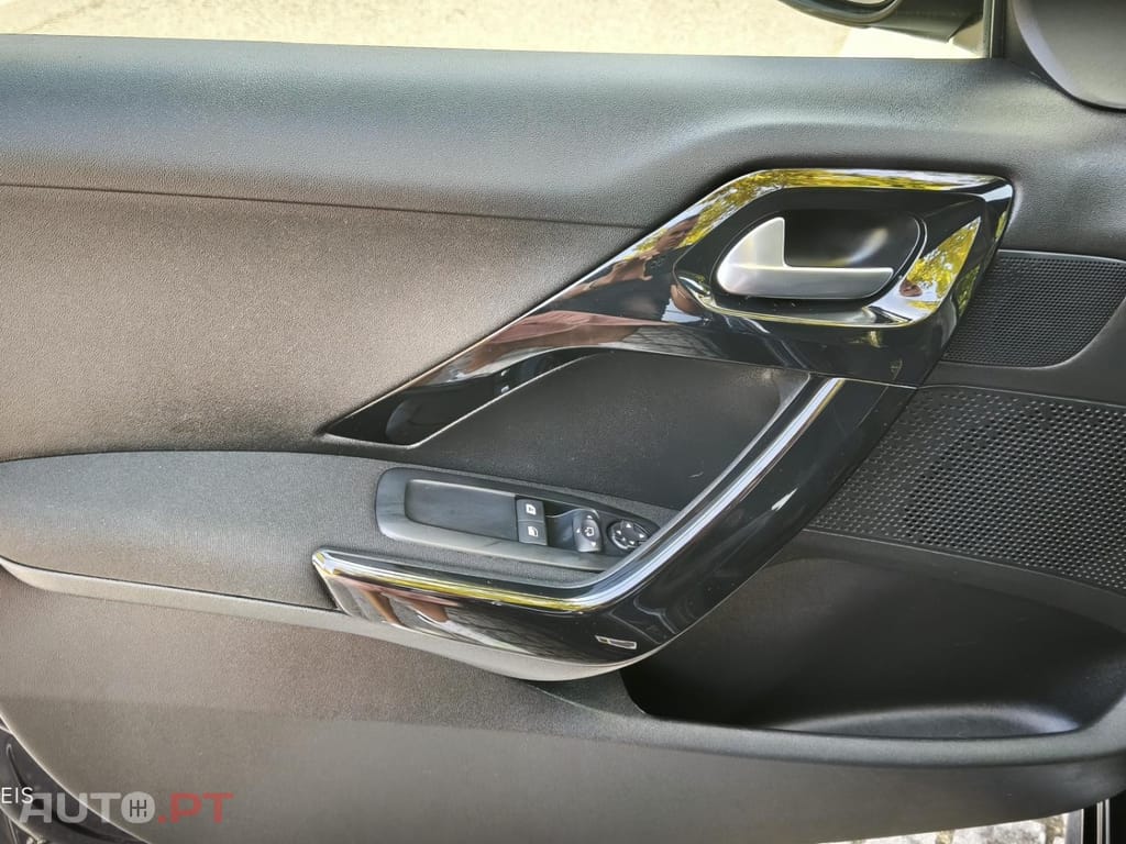 Peugeot 208 PureTech 82 Stop & Start Signature