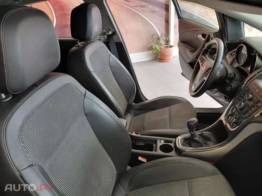 Opel Astra 1.7 CDTi Edition — fotografia 20