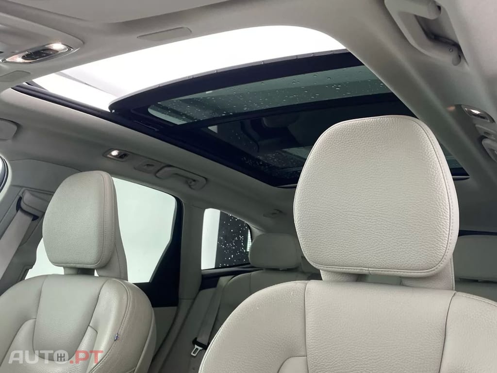 Volvo XC60 2.0 B4 Momentum Plus