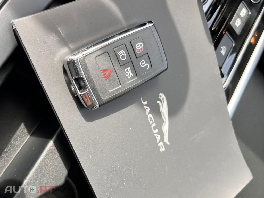 Jaguar XE 200d R Dynamic RED 