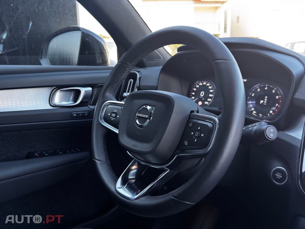Volvo XC40 1.5 T2 Plus Dark Auto